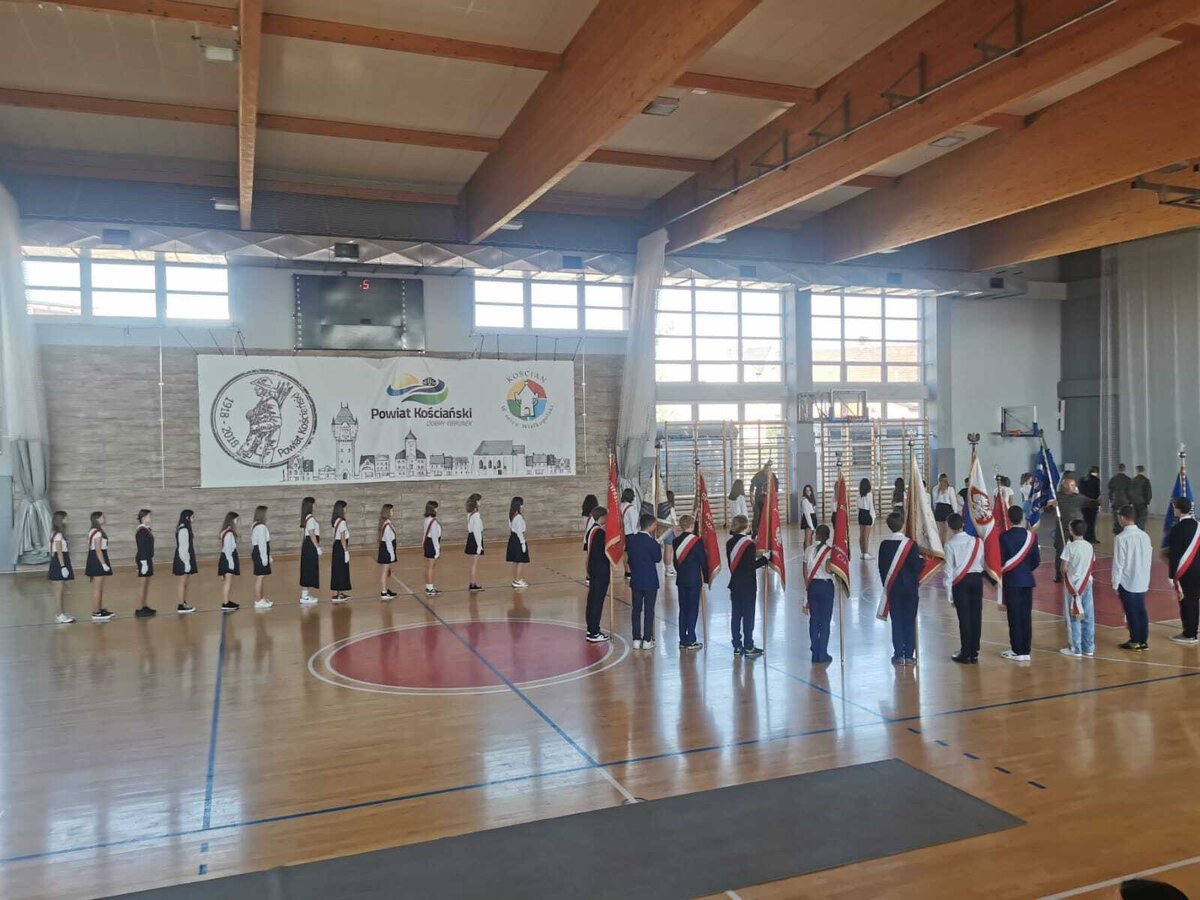 Na baczność, czy na spocznij?