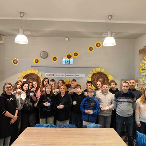 „Kolorowe świeczki” – twórcza przygoda klas 5a i 7a